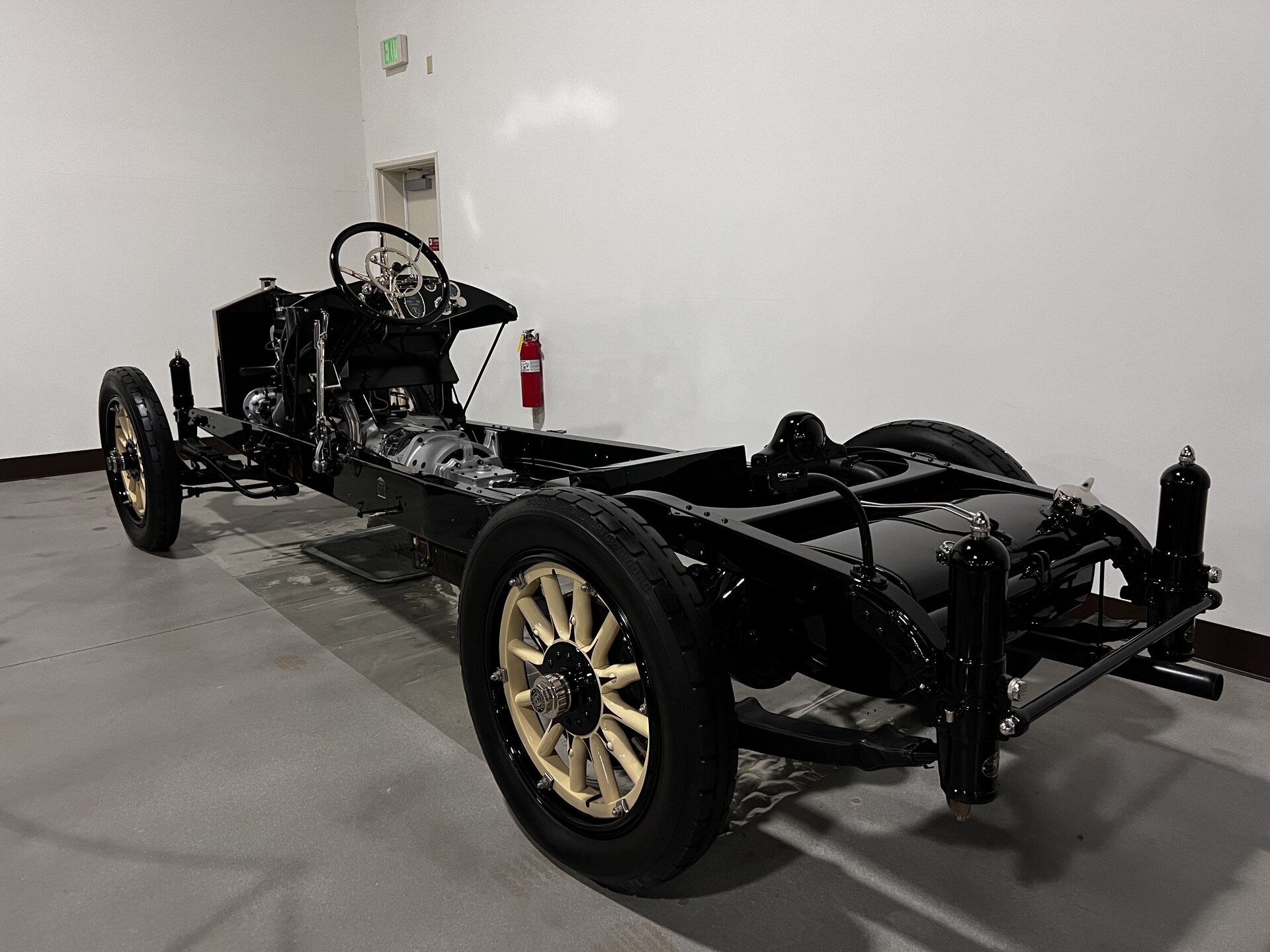 1917 Owen Magnetic Model 60 display chassis photographed first-hand by Omar Mukhtar.